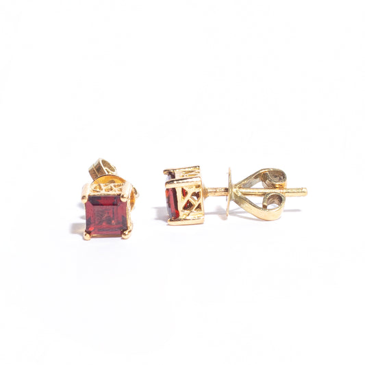 Yellow gold with Garnet Earrings 