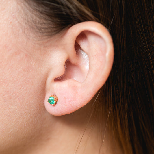 Emerald and yellow gold studs Earrings 